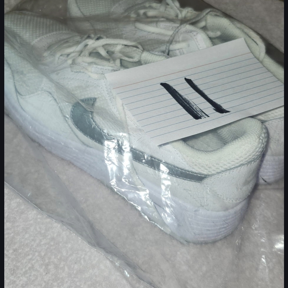 Nike Mens White and Silver Sneakers